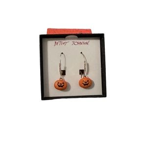Betsey Johnson. NWT pumpkin earrings